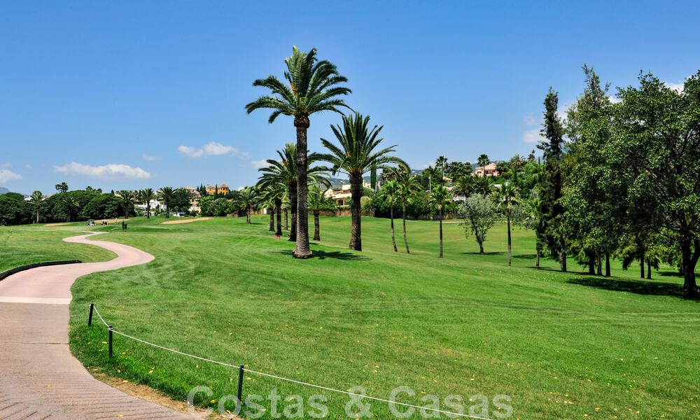 Ático de lujo en venta en un precioso complejo en primera línea de golf en Nueva Andalucía, Marbella 42279