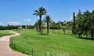 Ático de lujo en venta en un precioso complejo en primera línea de golf en Nueva Andalucía, Marbella 42279 