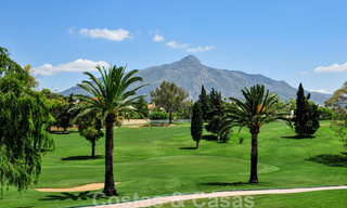 Ático de lujo en venta en un precioso complejo en primera línea de golf en Nueva Andalucía, Marbella 42280 