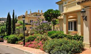 Ático de lujo en venta en un precioso complejo en primera línea de golf en Nueva Andalucía, Marbella 42282 
