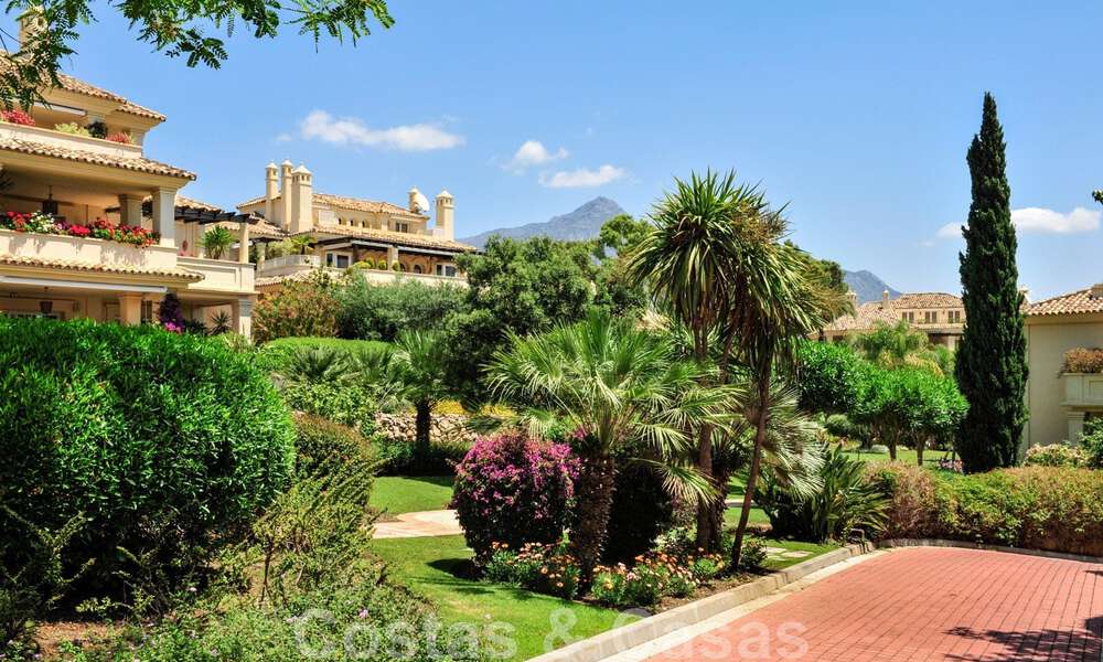 Ático de lujo en venta en un precioso complejo en primera línea de golf en Nueva Andalucía, Marbella 42283