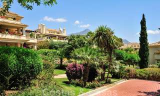 Ático de lujo en venta en un precioso complejo en primera línea de golf en Nueva Andalucía, Marbella 42283 