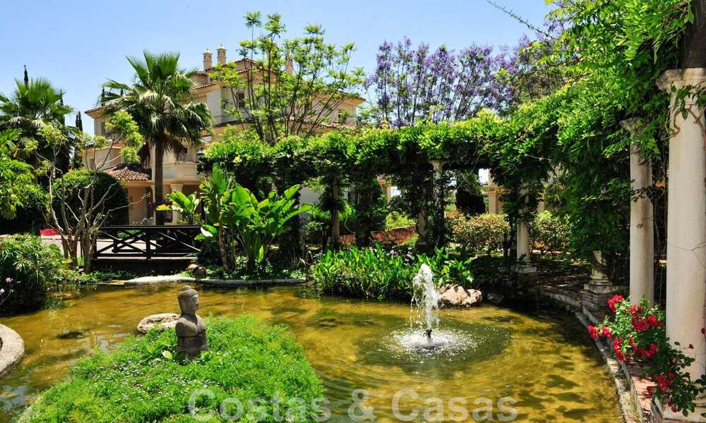 Ático de lujo en venta en un precioso complejo en primera línea de golf en Nueva Andalucía, Marbella 42285