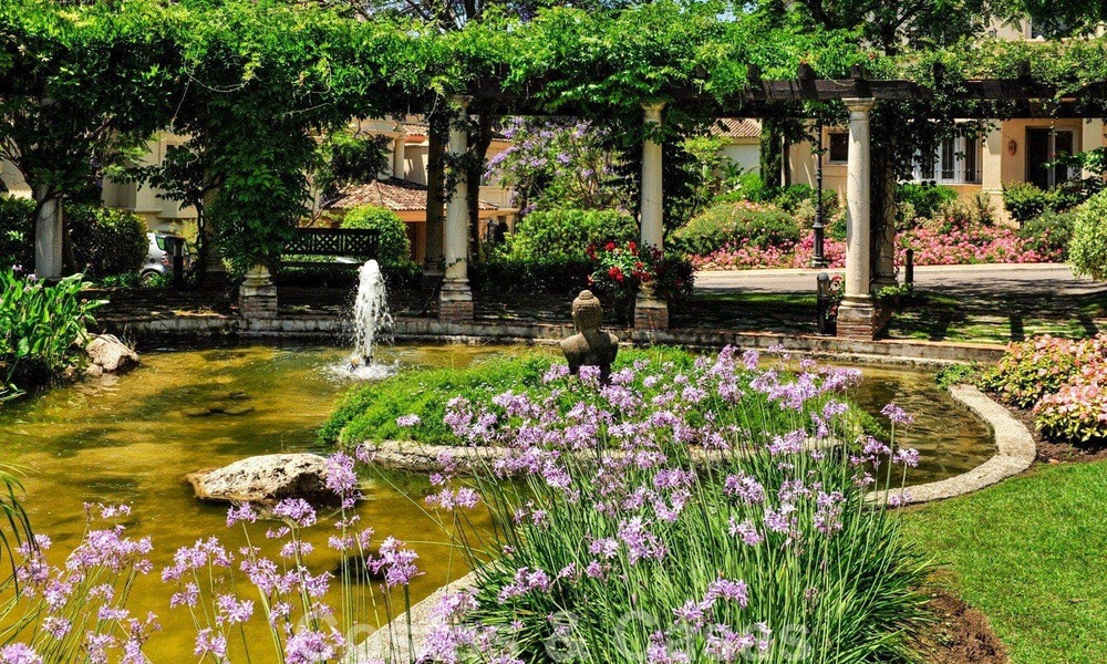 Ático de lujo en venta en un precioso complejo en primera línea de golf en Nueva Andalucía, Marbella 42286