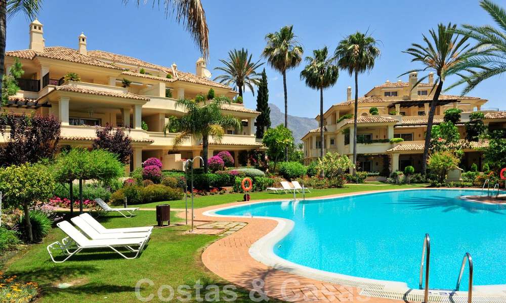 Ático de lujo en venta en un precioso complejo en primera línea de golf en Nueva Andalucía, Marbella 42287