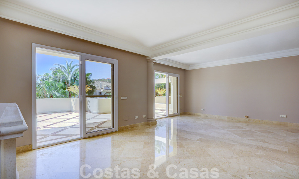 Ático de lujo en venta en un precioso complejo en primera línea de golf en Nueva Andalucía, Marbella 51664