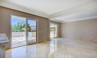 Ático de lujo en venta en un precioso complejo en primera línea de golf en Nueva Andalucía, Marbella 51664 