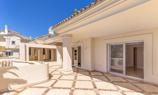 Ático de lujo en venta en un precioso complejo en primera línea de golf en Nueva Andalucía, Marbella 51665 