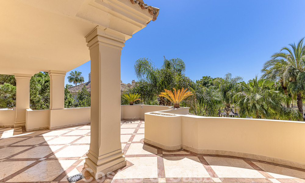 Ático de lujo en venta en un precioso complejo en primera línea de golf en Nueva Andalucía, Marbella 51667