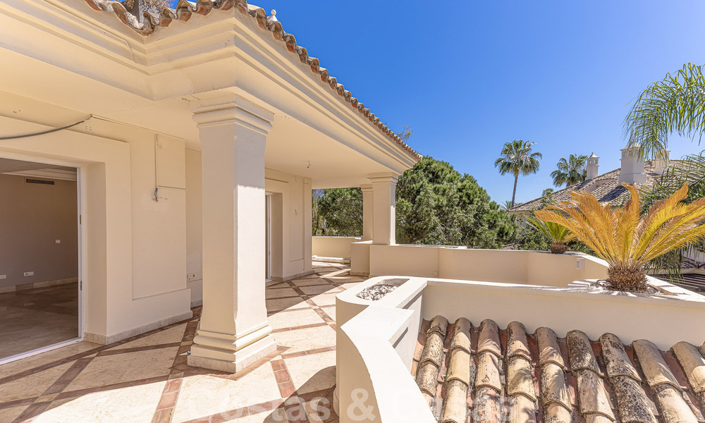 Ático de lujo en venta en un precioso complejo en primera línea de golf en Nueva Andalucía, Marbella 51668
