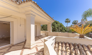Ático de lujo en venta en un precioso complejo en primera línea de golf en Nueva Andalucía, Marbella 51668 