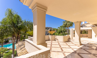 Ático de lujo en venta en un precioso complejo en primera línea de golf en Nueva Andalucía, Marbella 51669 