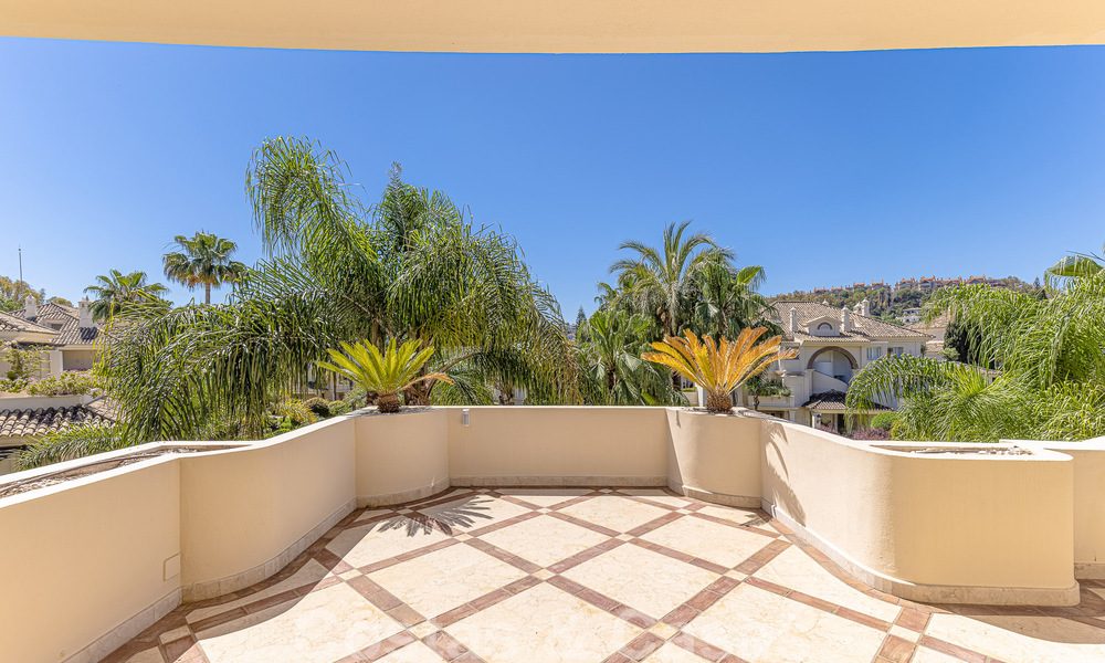 Ático de lujo en venta en un precioso complejo en primera línea de golf en Nueva Andalucía, Marbella 51670
