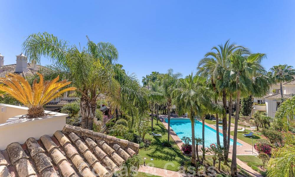 Ático de lujo en venta en un precioso complejo en primera línea de golf en Nueva Andalucía, Marbella 51671