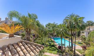 Ático de lujo en venta en un precioso complejo en primera línea de golf en Nueva Andalucía, Marbella 51671 