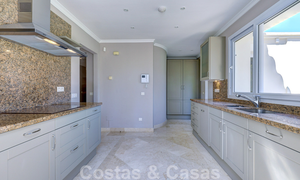 Ático de lujo en venta en un precioso complejo en primera línea de golf en Nueva Andalucía, Marbella 51676