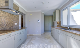 Ático de lujo en venta en un precioso complejo en primera línea de golf en Nueva Andalucía, Marbella 51676 