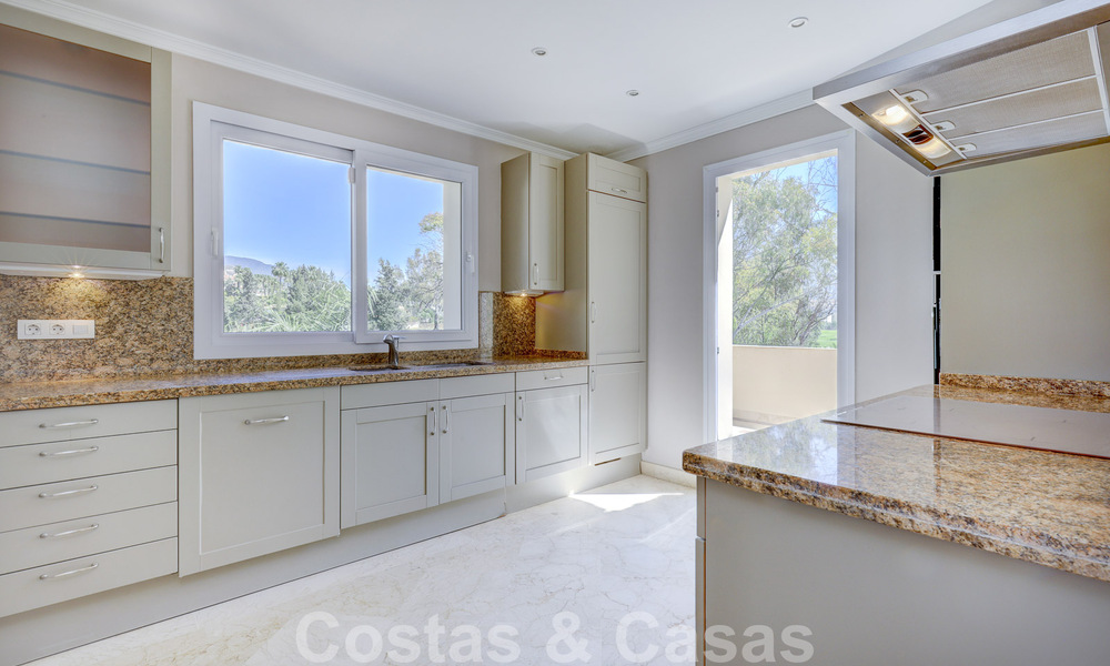 Ático de lujo en venta en un precioso complejo en primera línea de golf en Nueva Andalucía, Marbella 51677