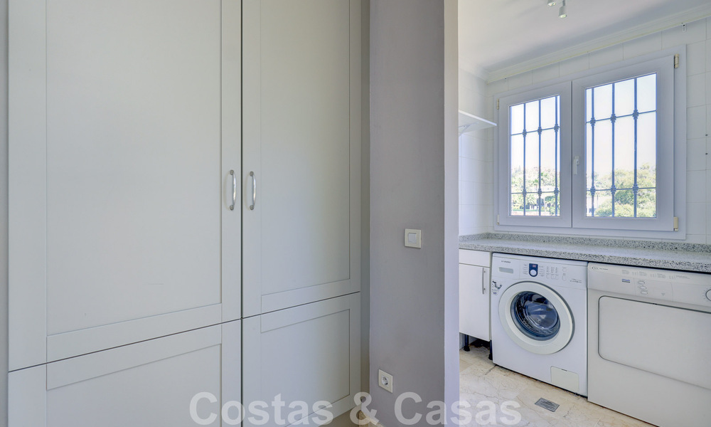 Ático de lujo en venta en un precioso complejo en primera línea de golf en Nueva Andalucía, Marbella 51678