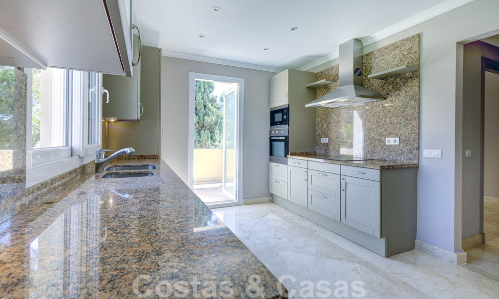 Ático de lujo en venta en un precioso complejo en primera línea de golf en Nueva Andalucía, Marbella 51679