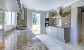 Ático de lujo en venta en un precioso complejo en primera línea de golf en Nueva Andalucía, Marbella 51679 