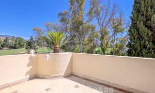 Ático de lujo en venta en un precioso complejo en primera línea de golf en Nueva Andalucía, Marbella 51680 