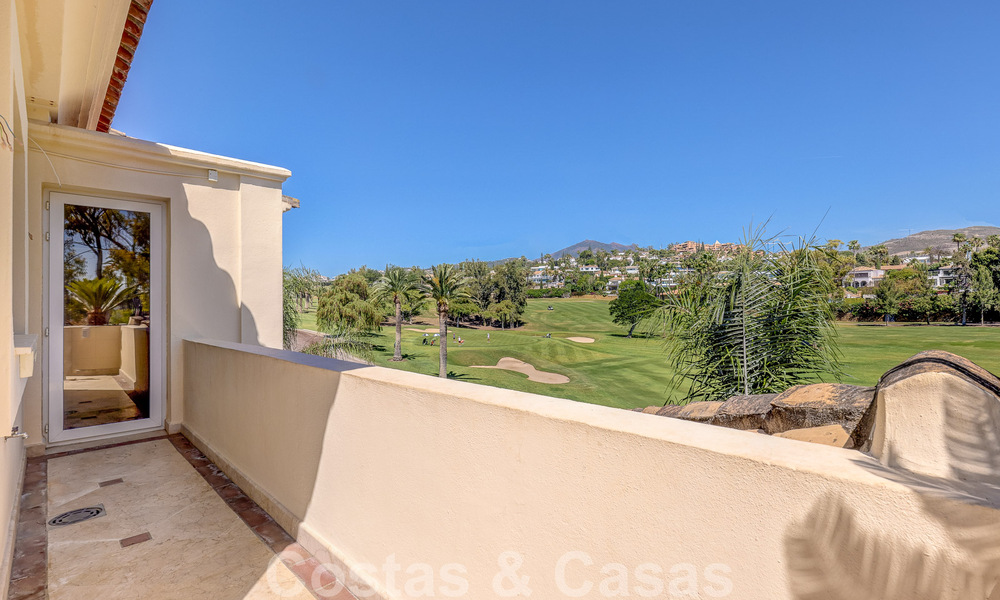 Ático de lujo en venta en un precioso complejo en primera línea de golf en Nueva Andalucía, Marbella 51682