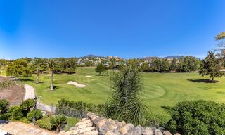 Ático de lujo en venta en un precioso complejo en primera línea de golf en Nueva Andalucía, Marbella 51687 