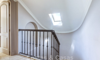 Ático de lujo en venta en un precioso complejo en primera línea de golf en Nueva Andalucía, Marbella 51688 