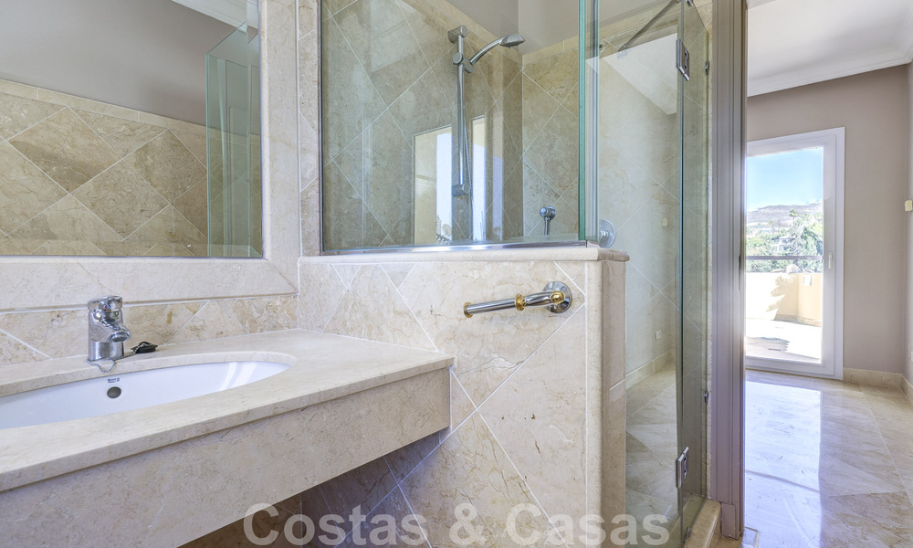 Ático de lujo en venta en un precioso complejo en primera línea de golf en Nueva Andalucía, Marbella 51693