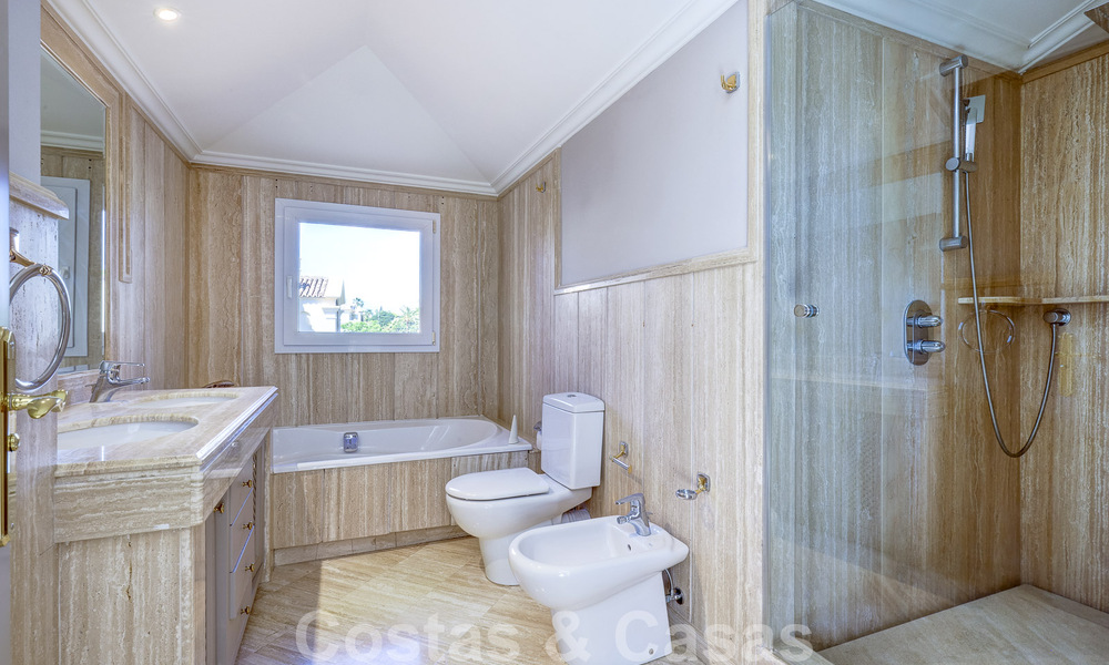 Ático de lujo en venta en un precioso complejo en primera línea de golf en Nueva Andalucía, Marbella 51697