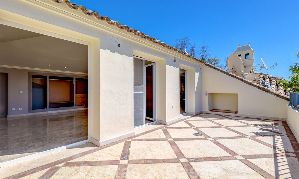 Ático de lujo en venta en un precioso complejo en primera línea de golf en Nueva Andalucía, Marbella 51699