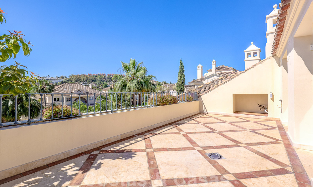 Ático de lujo en venta en un precioso complejo en primera línea de golf en Nueva Andalucía, Marbella 51700
