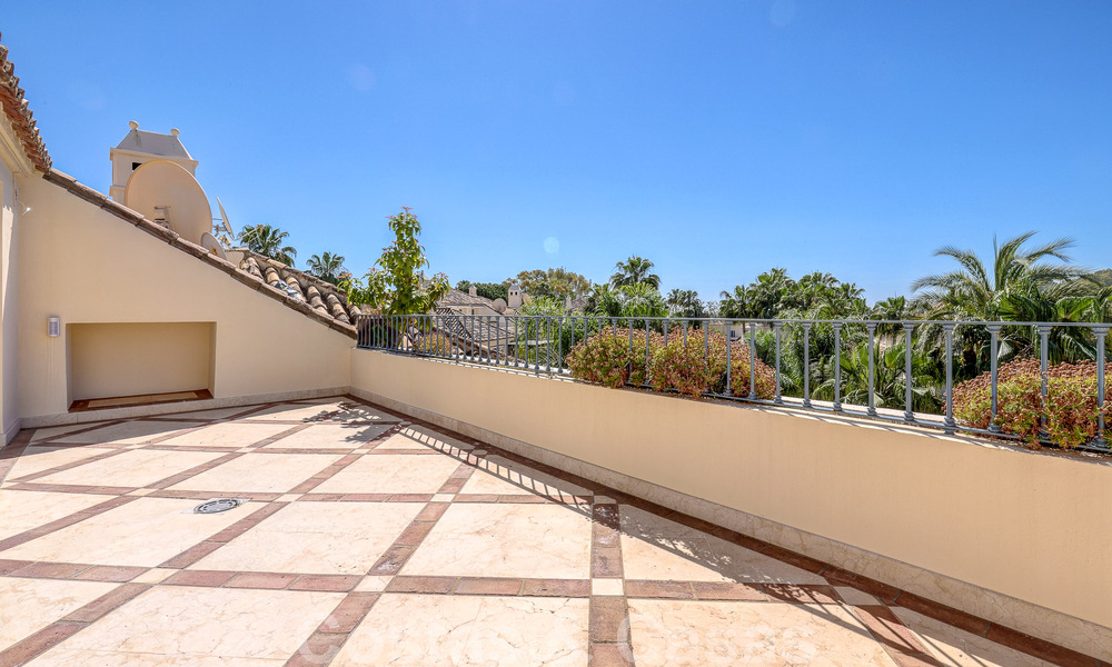 Ático de lujo en venta en un precioso complejo en primera línea de golf en Nueva Andalucía, Marbella 51701