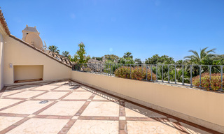 Ático de lujo en venta en un precioso complejo en primera línea de golf en Nueva Andalucía, Marbella 51701 