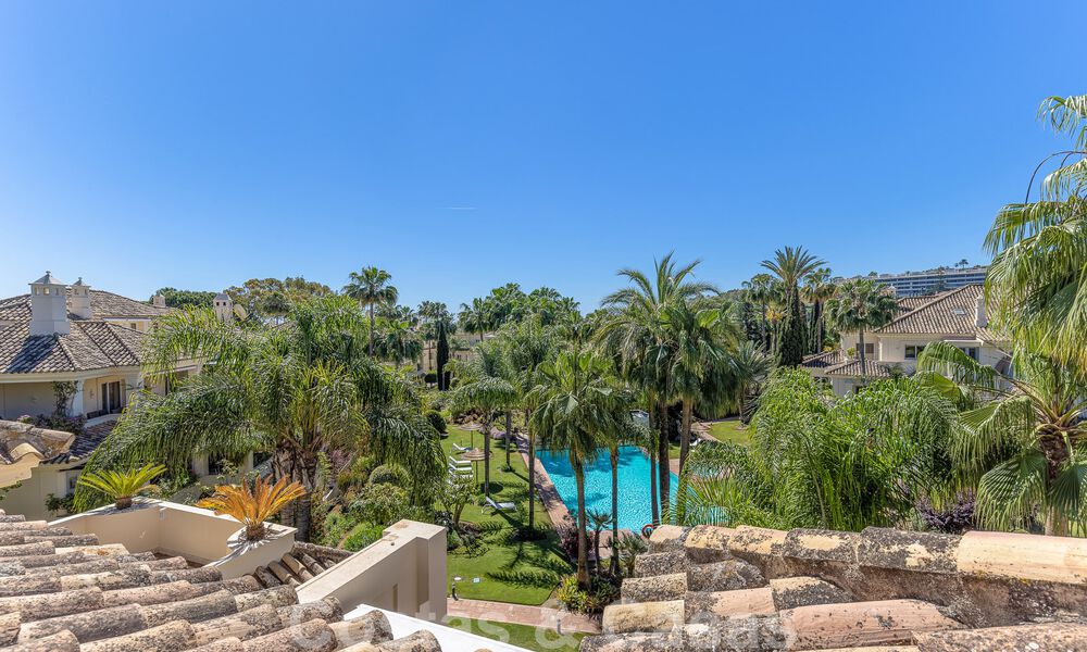 Ático de lujo en venta en un precioso complejo en primera línea de golf en Nueva Andalucía, Marbella 51703