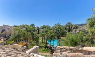 Ático de lujo en venta en un precioso complejo en primera línea de golf en Nueva Andalucía, Marbella 51703 