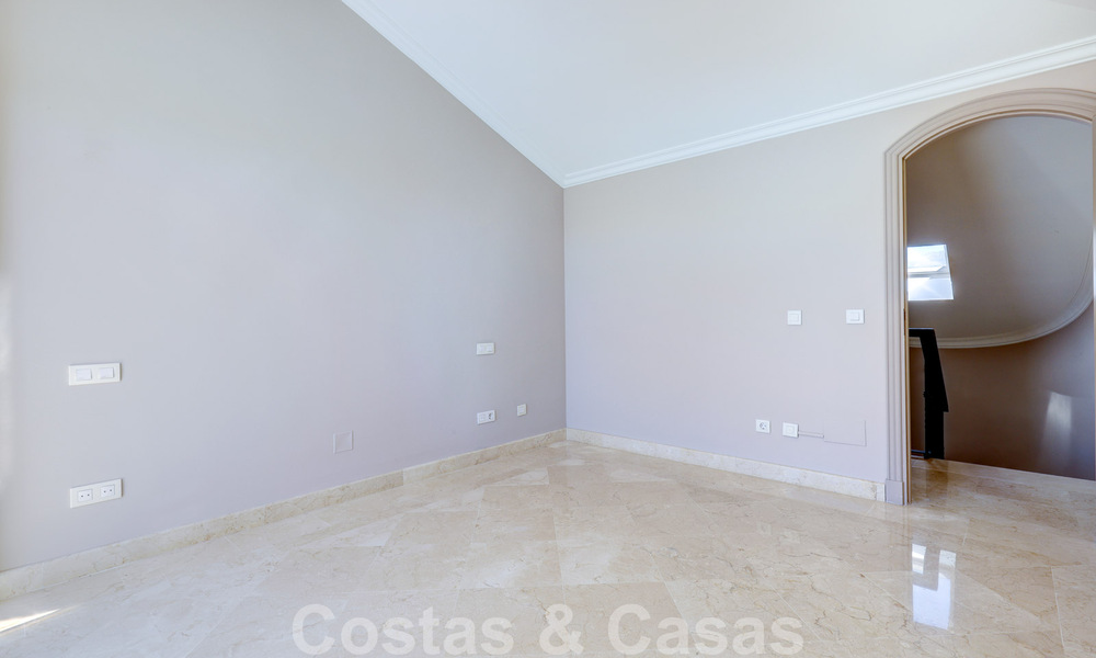 Ático de lujo en venta en un precioso complejo en primera línea de golf en Nueva Andalucía, Marbella 51705