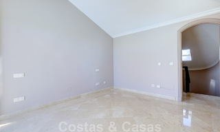 Ático de lujo en venta en un precioso complejo en primera línea de golf en Nueva Andalucía, Marbella 51705 