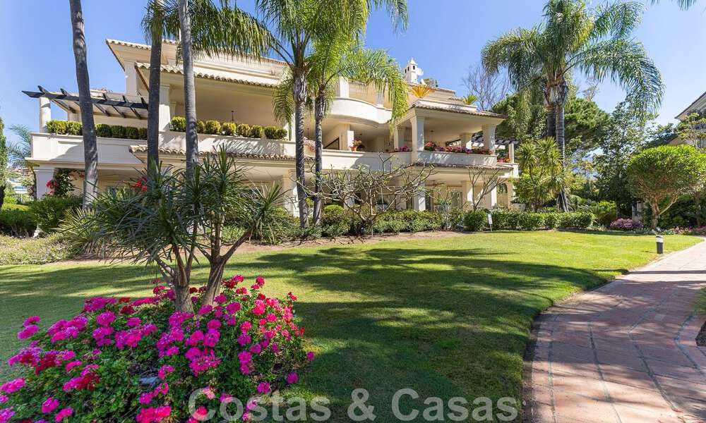 Ático de lujo en venta en un precioso complejo en primera línea de golf en Nueva Andalucía, Marbella 51709