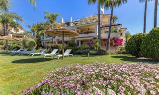 Ático de lujo en venta en un precioso complejo en primera línea de golf en Nueva Andalucía, Marbella 51710 