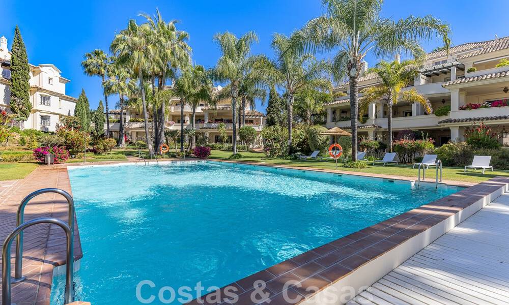 Ático de lujo en venta en un precioso complejo en primera línea de golf en Nueva Andalucía, Marbella 51711