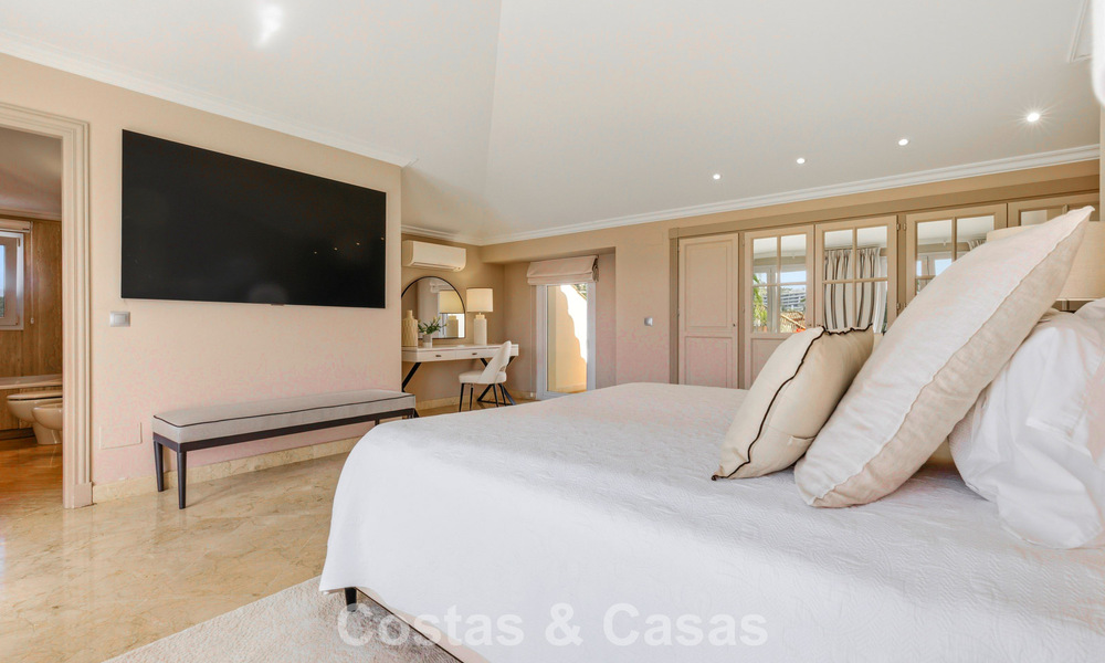 Ático de lujo en venta en un precioso complejo en primera línea de golf en Nueva Andalucía, Marbella 796973
