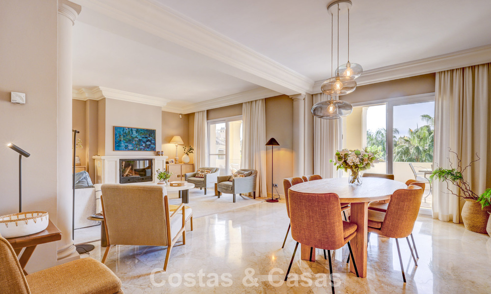 Ático de lujo en venta en un precioso complejo en primera línea de golf en Nueva Andalucía, Marbella 796975