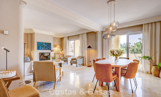 Ático de lujo en venta en un precioso complejo en primera línea de golf en Nueva Andalucía, Marbella 796975 