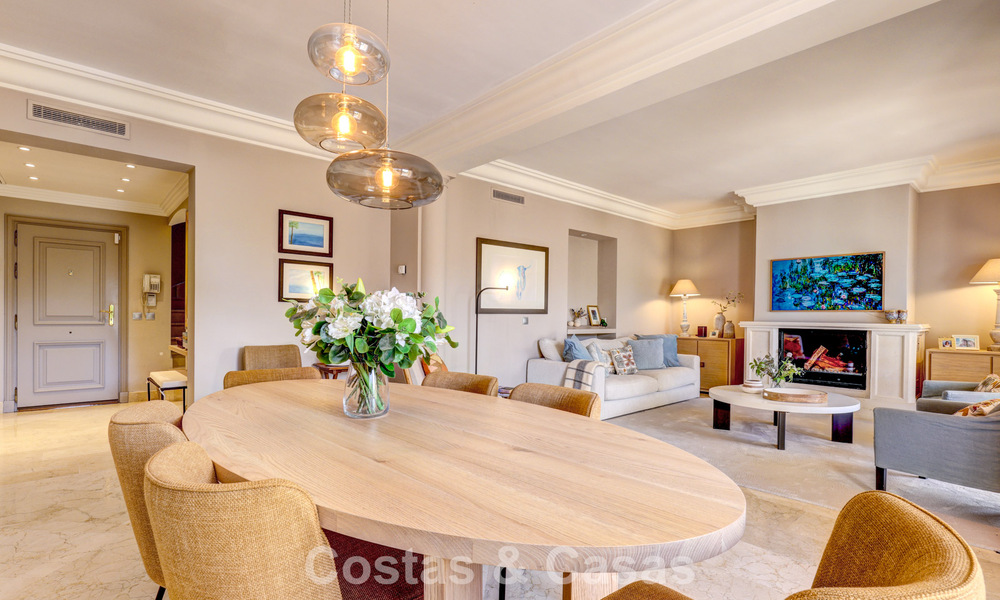 Ático de lujo en venta en un precioso complejo en primera línea de golf en Nueva Andalucía, Marbella 796976