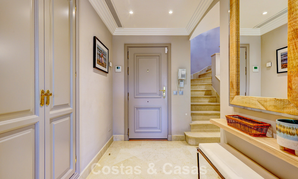 Ático de lujo en venta en un precioso complejo en primera línea de golf en Nueva Andalucía, Marbella 796979