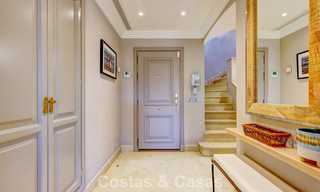 Ático de lujo en venta en un precioso complejo en primera línea de golf en Nueva Andalucía, Marbella 796979 