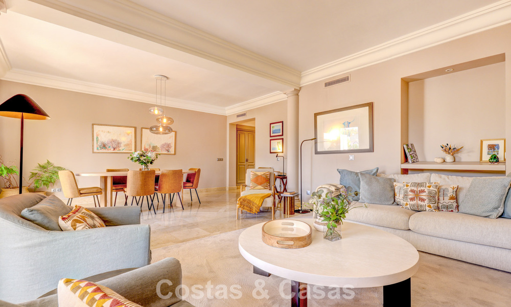 Ático de lujo en venta en un precioso complejo en primera línea de golf en Nueva Andalucía, Marbella 796982