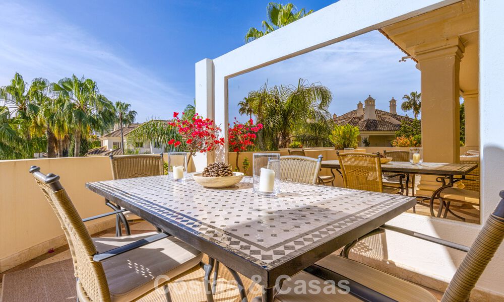 Ático de lujo en venta en un precioso complejo en primera línea de golf en Nueva Andalucía, Marbella 796984